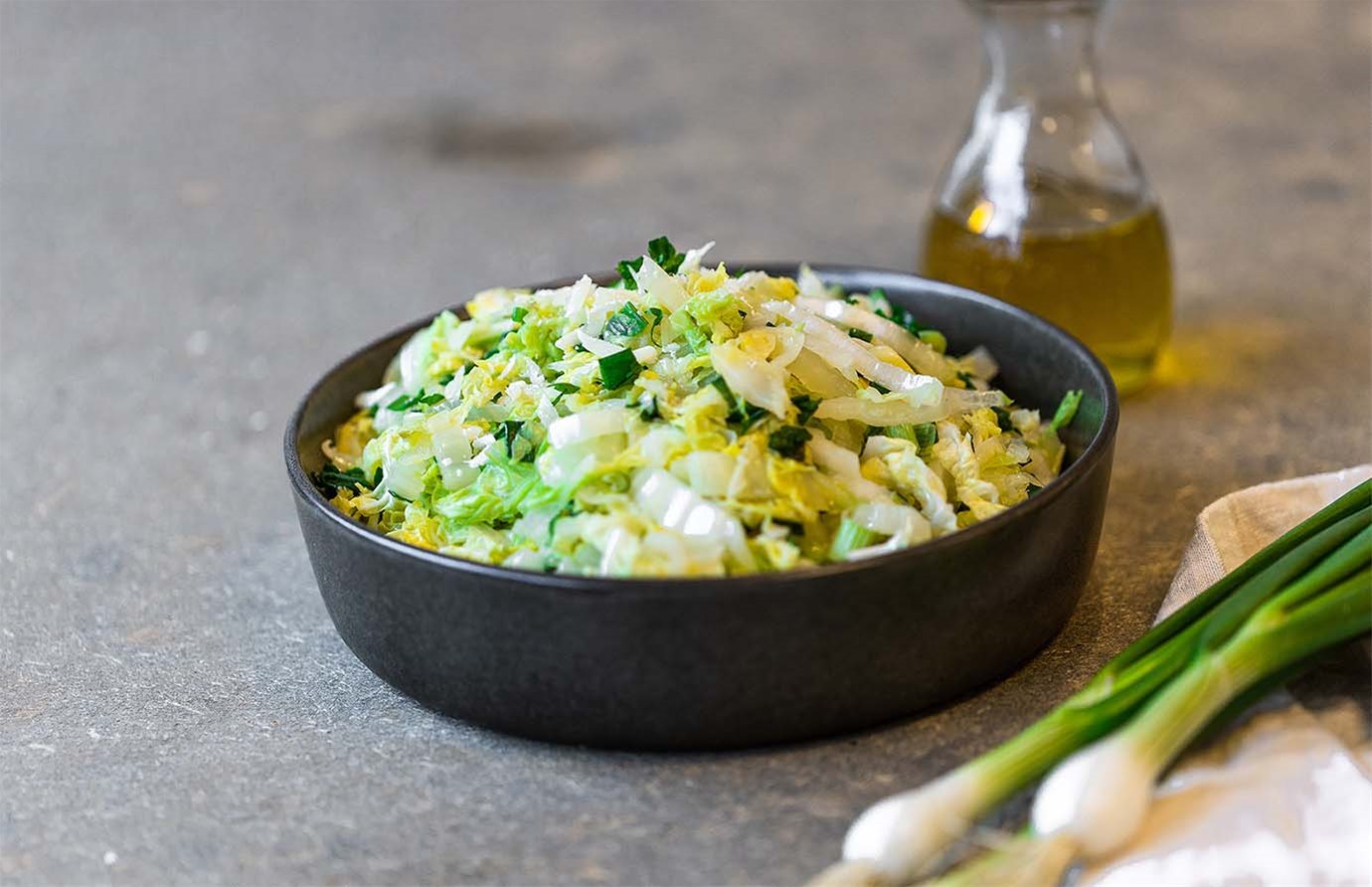 Salt med kinakål, hvitløk og parmesan