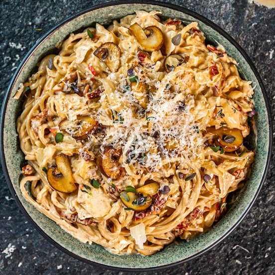 Spagetti med kål og soltørkede tomater